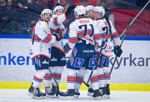 Växjös Erik Josefsson gör 3-2 och jublar med Rhett