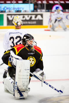 Brynäs målvakt Joel Gistedt värmer upp före