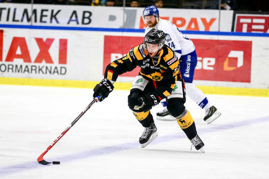 Skellefteås Pontus Petterström med puck