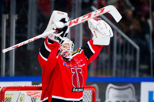 Örebros målvakt Henrik Lundberg jublar