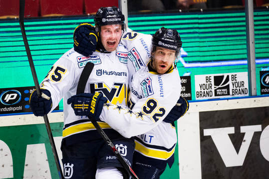 HV71s Mattias Karlsson och Teemu Laine jublar