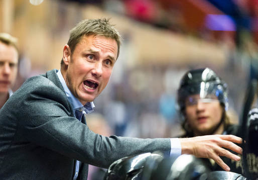 Frölundas tränare Roger Rönnberg peppar sina spelare