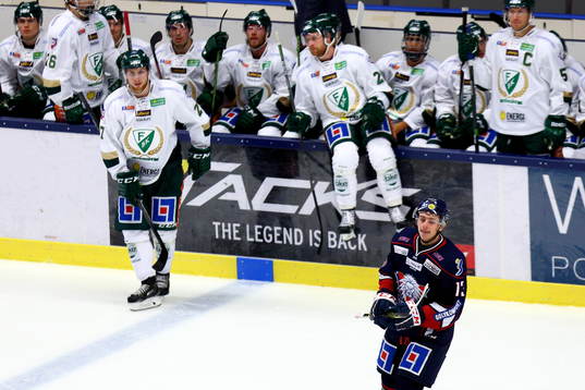Linköpings Jakub Vrana framför deppande Färjestadsspelare