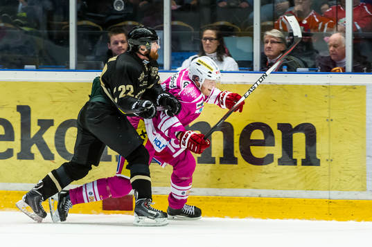 Frölundas Robin Figren jagar Modos Albin Carlson