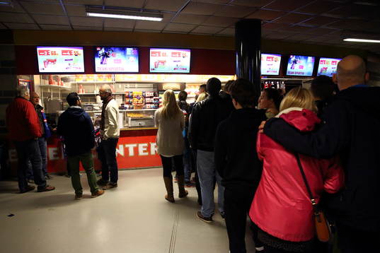 Publiken köar till kiosken