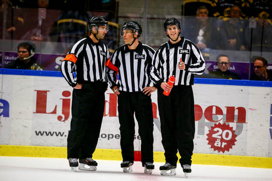 Domarna Linus Öhlund, Tobias Björk och Emil Yletyinen