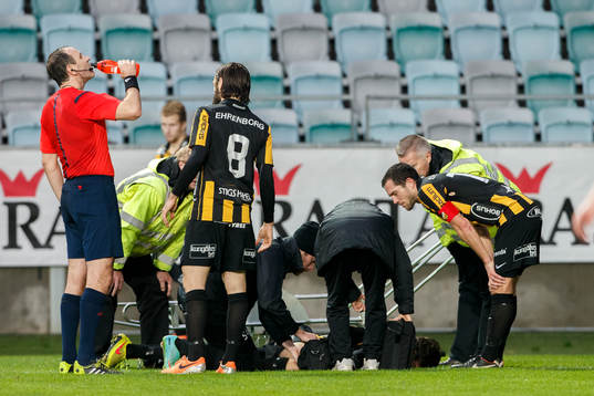 Häckens Alexander Jeremejeff  skadar sig i andra halvlek