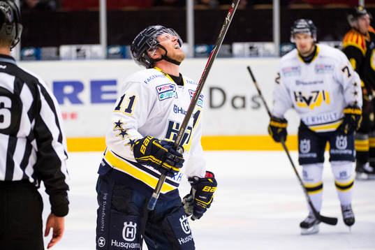 HV71s  Calle Ridderwall har ont