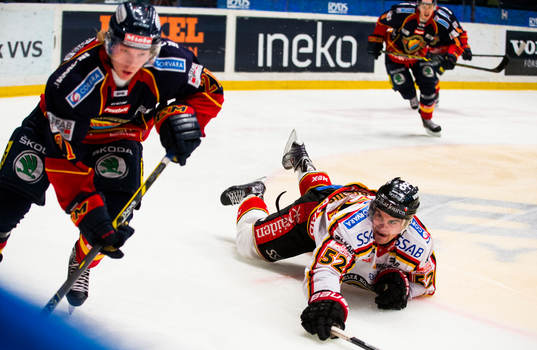 Djurgårdens Nicklas Heinerö tar sig förbi Luleås Karl