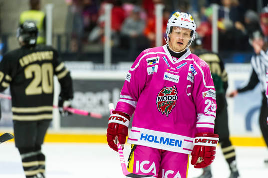 Modos Samuel Påhlsson deppar med sin rosa klubba och