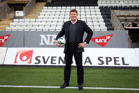 Svenska spels VD Lennart Käll poserar med en fotboll på
