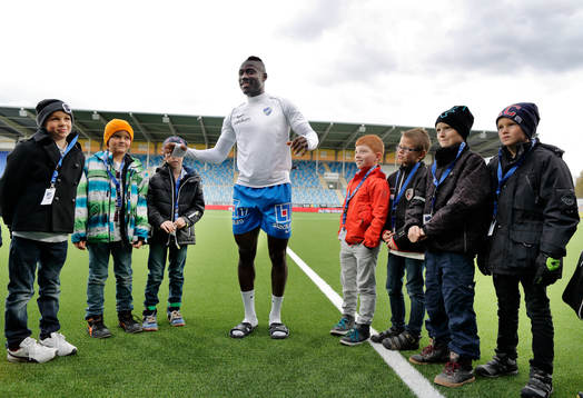 Norrköpings Alhaji Kamara med ungdomar före