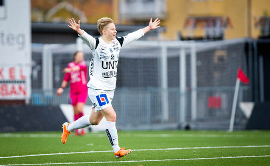 Sirius Sara Back sätter en straff och jublar
