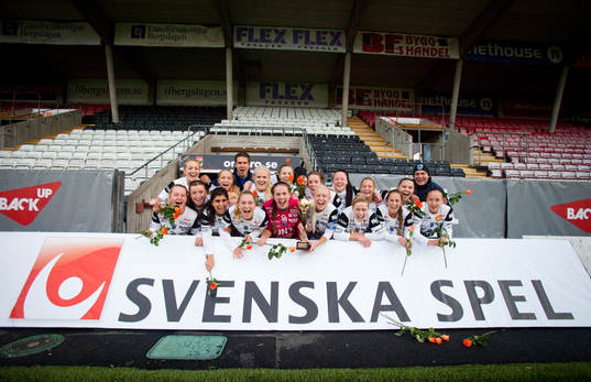 Sirius vinner finalen och ställer upp på lagbild bakom