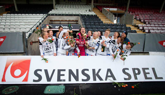 Sirius vinner finalen och ställer upp på lagbild bakom