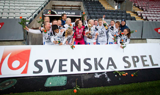 Sirius vinner finalen och ställer upp på lagbild bakom