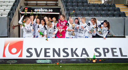Sirius vinner finalen och ställer upp på lagbild bakom