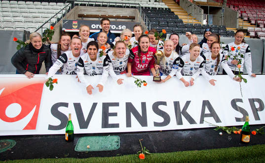 Sirius vinner finalen och ställer upp på lagbild bakom