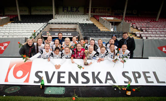Sirius vinner finalen och ställer upp på lagbild bakom