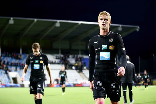 Örebros Kalle Holmberg går deppandes av planen