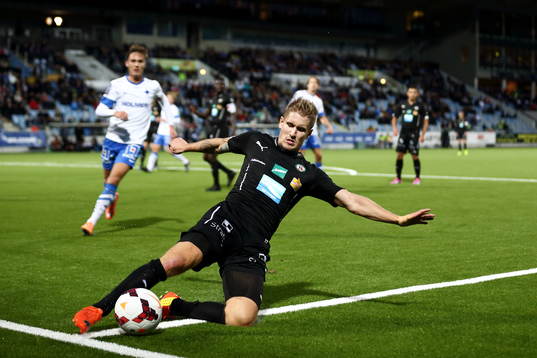 Örebros Daniel Björnquist försöker rädda bollen undan