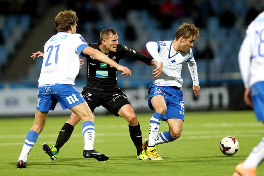 Örebros Robert Åhman Persson håller fast Norrköpings
