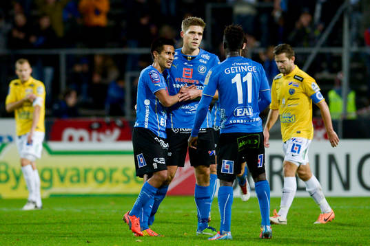 Halmstads Mikael Boman (m) kramas om