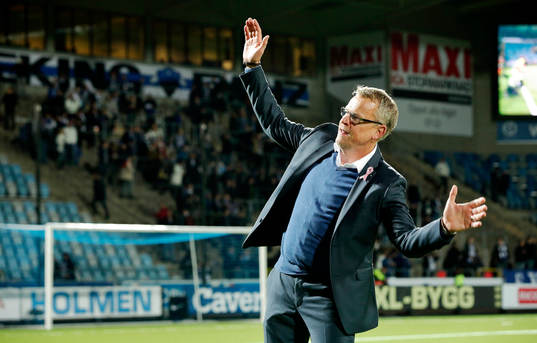 Norrköpings tränare Jan Andersson dansar för publiken