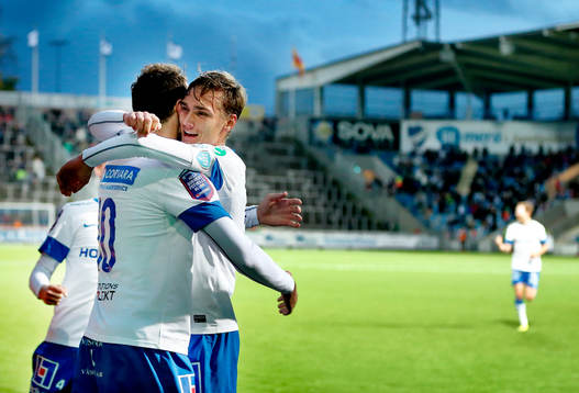 Norrköpings Linus Wahlqvist kramar Emir Kujovic