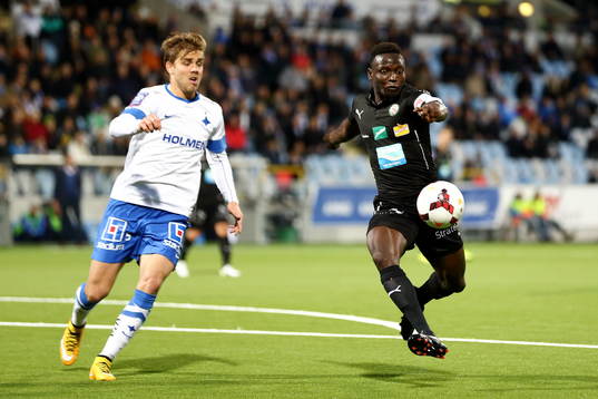 Örebros Alhassan Kamara med bollen intill Norrköpings