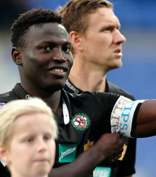 Örebros Alhassan Kamara rättar till bindeln