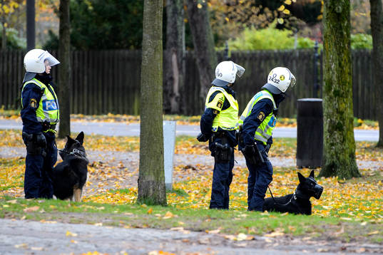 Polisen står och väntar utanför arenan innan
