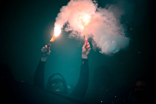 GAIS supportrar eldar bengaler innan fotbollsmatchen i