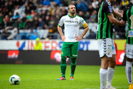 Hammarbys Kennedy Bakircioglu gör sig redo att slå en