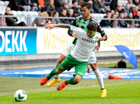 Hammarbys Lars Fuhre dras omkull av GAIS Ariel Lassiter