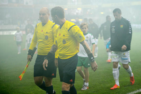 Domaren tar in spelarna
