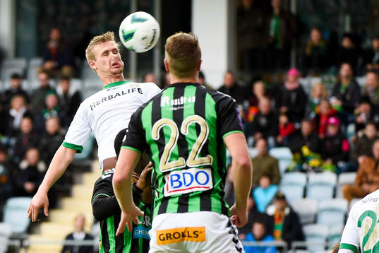 Hammarbys Erik Israelsson nickar bollen
