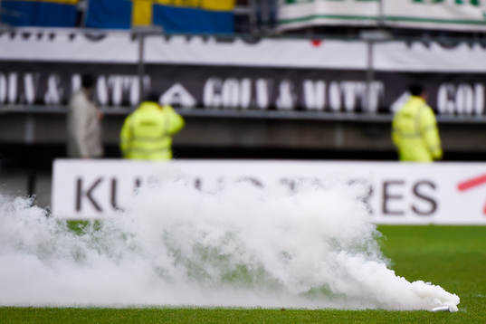 En supporter kastade in en rökbengal på planen