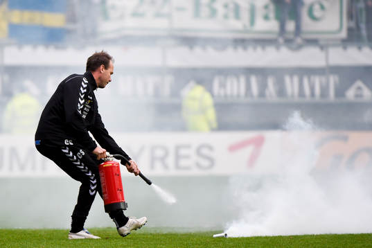 En supporter kastade in en rökbengal på planen som