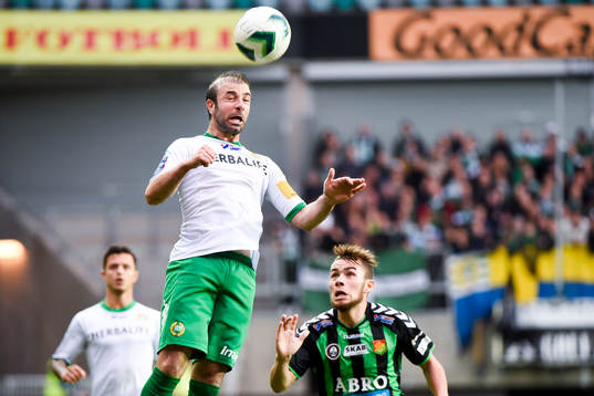 Hammarbys Kennedy Bakircioglu nickar bollen framför GAIS