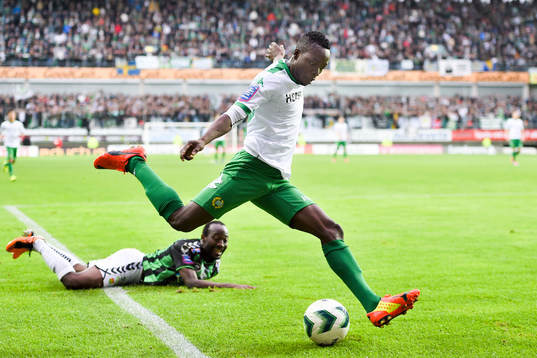 Hammarbys Amadaiya Rennie har rundat GAIS Reuben Ayarna