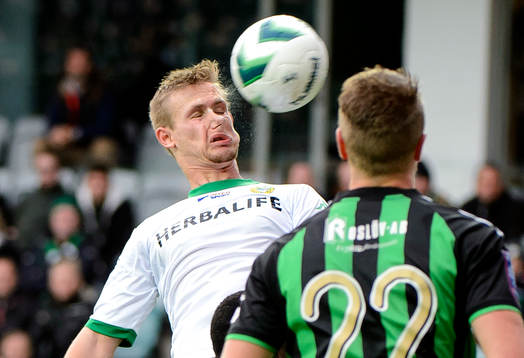 Hammarbys Erik Israelsson nickar bollen