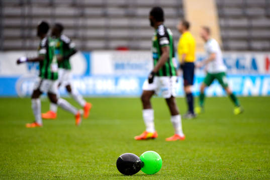 Ett par ballonger ligger på planen