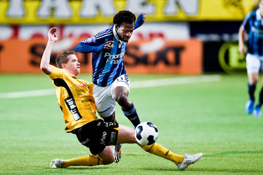 Djurgårdens Amadou Jawo tar sig förbi Elfsborgs Marcus