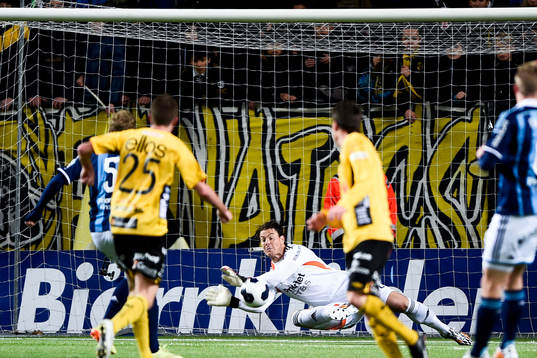 Djurgårdens målvakt Kenneth Høie gör en räddning