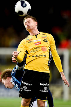 Elfsborgs Simon Hedlund nickar bollen