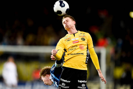 Elfsborgs Simon Hedlund nickar bollen