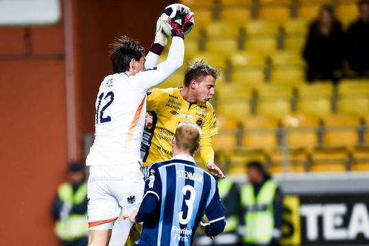 Elfsborgs Simon Hedlund i luftduell med Djurgårdens