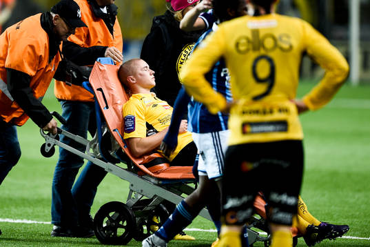 Elfsborgs Sebastian Holmén lämnar planen på bår