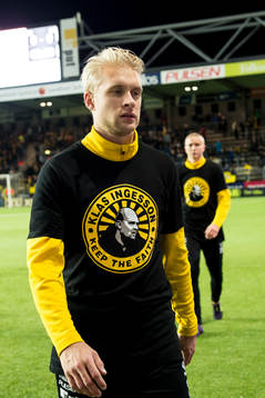 Elfsborgs Johan Larsson med t-shirten och hyllningen till